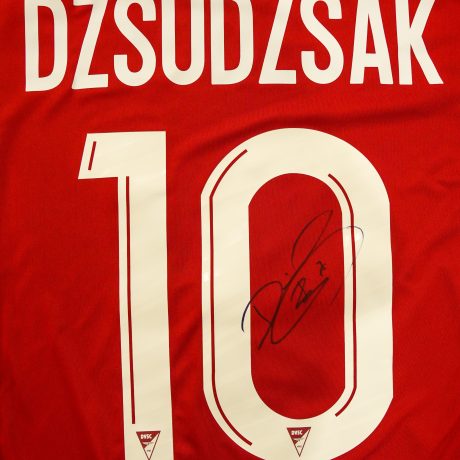 Dzsudzsák Balázs által dedikált mez - PIROS (2024-2025)